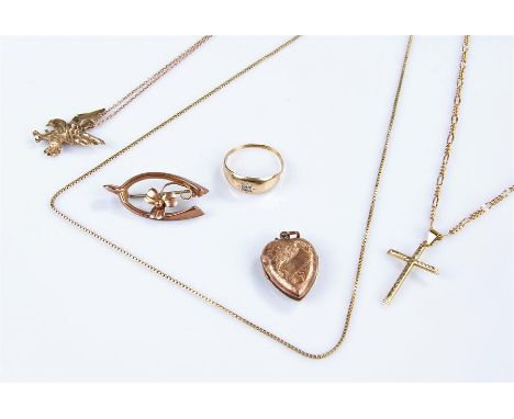 Mixed gold jewellery, to include 9 carat pieces, a heart locket, a brooch and chain, total weight 7.1 grams, a 10 carat gold 