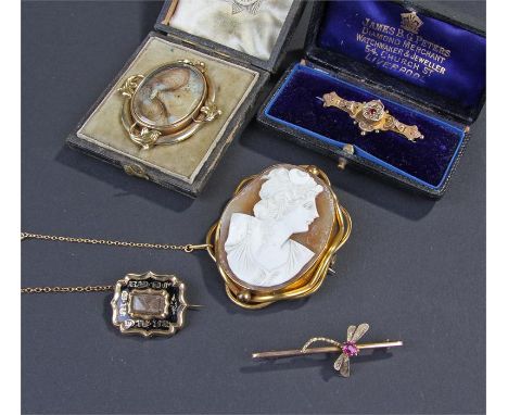 Collection of jewellery, to include a mourning brooch in yellow metal and black enamel, hair capsule to the reverse, together