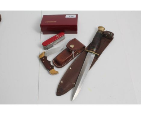 Swiss Army knife in box, lock knife in leather case and old hunting knife in sheath (3)