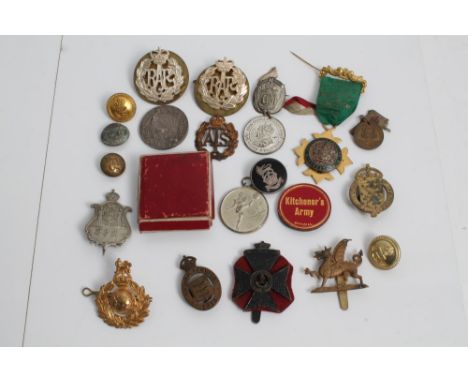 Collection of various Military cap badges and others - including War Munitions Volunteer badge, On War Service 1915 badge and