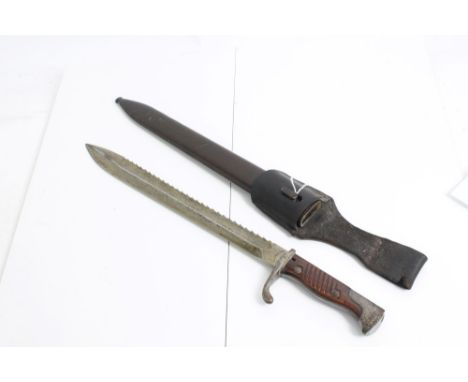 First World War Imperial German saw back butcher bayonet, by Ankerwerke Bielefeld, with steel scabbard and leather frog