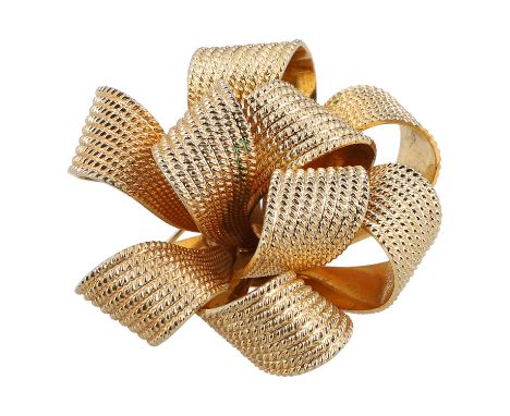 CHRISTIAN DIOR VINTAGE Modeschmuck Brosche, Koll. 1968. Vergoldetes Modell in strukturierter Schlaufenform. Sehr guter Erhalt