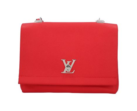 LOUIS VUITTON Handtasche "LOCKME TOP HANDLE". Koll. 2016. Leder in Hellrot mit silberfarbener Hardware. Überschlag mit Logove