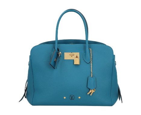 LOUIS VUITTON Handtasche "MILLA MM". Koll. 2018. Kalbsleder in Hellblau mit goldfarbener Hardware. Dekorativer Verschluss mit