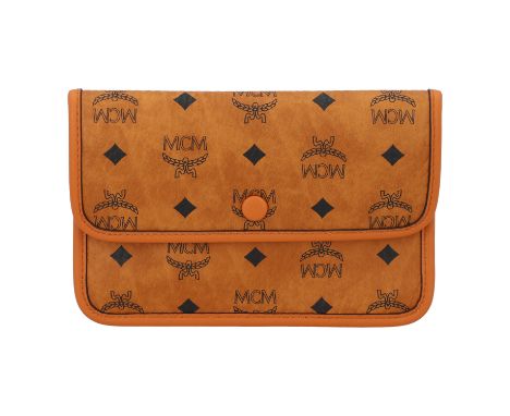 MCM Pochette. Visetos Serie in Cognacfarben mit Logomuster in Schwarz. Details aus hellbraunem Glattleder. Überschlag mit Dru
