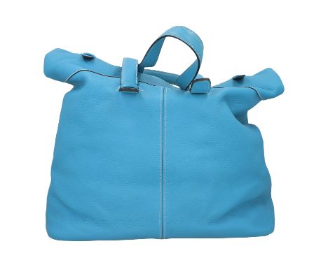 HERMÈS Shopper "THAR", Koll.: 2004. Clemence Leder in Hellblau mit goldfarbener Hardware, Doppelhenkel, Kontraststeppung, Dop