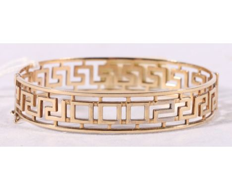 9ct yellow gold greek key pattern hinged bangle, 15.3g. 