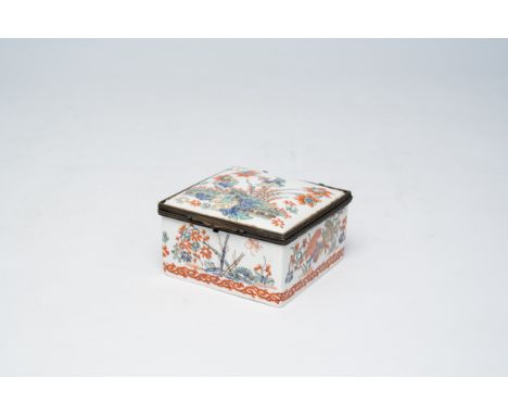 Full title: A French Samson Chantilly style box and cover with Kakiemon style floral design, Paris, 19th C.Description:10,5 x