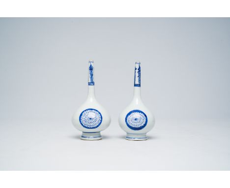 Full title: A pair of Chinese blue and white sprinklers with floral design, KangxiDescription:H 16,9 cmCondition reports and 