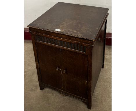 An early 20th Century oak Excelsior gramophone 