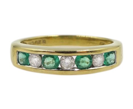 18ct gold round brilliant cut diamond and emerald half eternity ring, hallmarked - Condition Report Approx 4.1gml, size P, ma