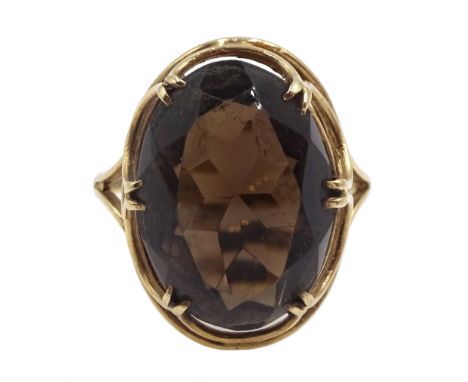 9ct gold large oval smoky quartz ring, hallmarked - Condition Report Approx 5.1gm, size R-S