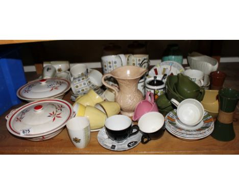 Shelf of mid 20th century ceramics, Midwinter, Hillstonia etc