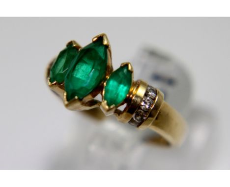 14ct yellow gold green stone set ring, size L