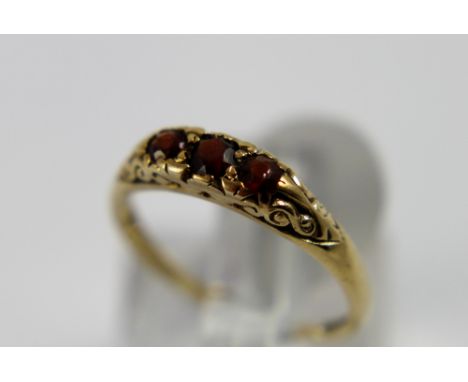 Ladies 9ct gold vintage three stone garnet ring, size L/M