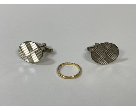 An early 20thc Birmingham 18ct gold wedding band, size I, weighs 1.18 grammes, and a pair of oval shaped engine turned silver