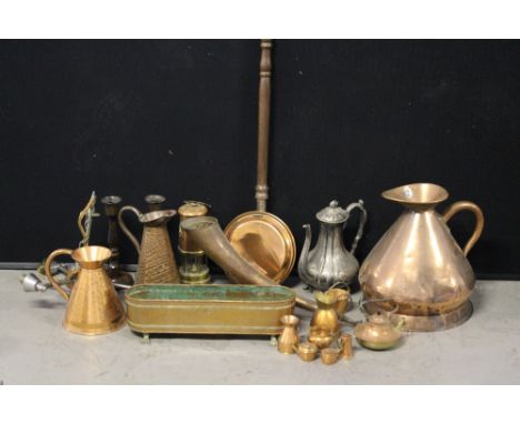 COPPER - a mixed lot of copper to include jugs of various sizes, a bedpan and a lamp. Lot further includes a pewter coffee po