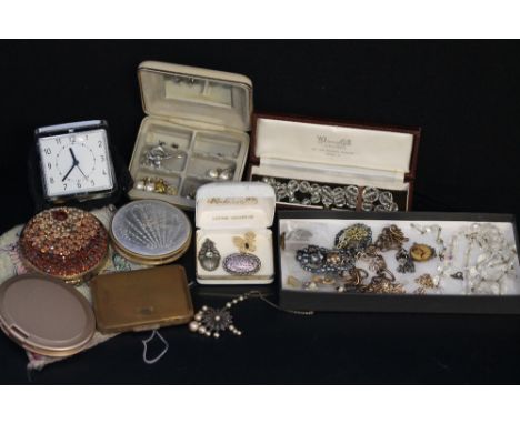 VINTAGE JEWELLERY & COMPACTS - 4 vintage compacts, a sterling silver brooch, a silver brooch marked 835, necklaces, earrings 