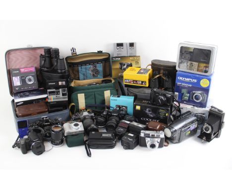 A selection of photographic equipment, to include: a 35mm Canon EOS 500 SLR camera with autofocus 28mm-80mm zoom lens; a 35mm