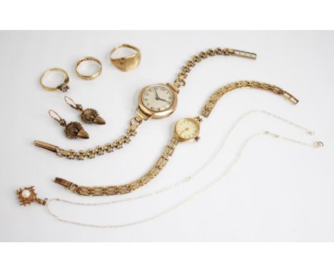 A selection of gold and gold coloured jewellery and accessories, to include a 9ct gold signet ring, marked for Birmingham 195