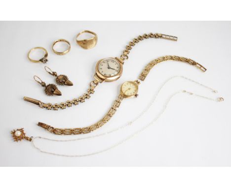 A selection of gold and gold coloured jewellery and accessories, to include a 9ct gold signet ring, marked for Birmingham 195