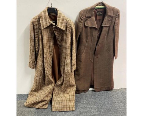 A Mansfield tweed dogtooth trench coat with detachable lining, L. 116.5cm, shoulder L. 44cm, sleeve L. 61cm, (one button deta