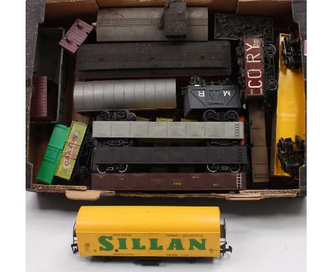 Large tray containing approx. 19 Lima goods wagons and a few other items, will benefit by cleaning (G)