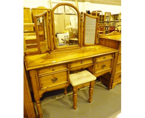 Pine dressing table with five drawers, upholstered stool and triple mirror. 124 x 78 cm