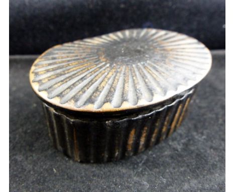 Papier mache hinged lid snuff box. W: 61 mm.