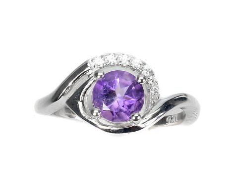 A matching 925 silver ring set with amethyst and white stones, (N).