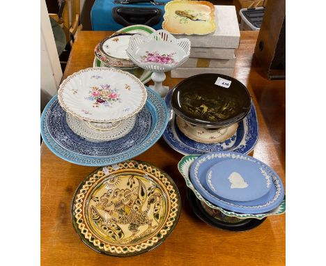 An extensive group of good ceramic items.