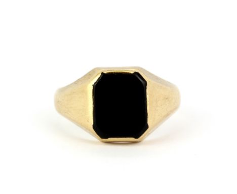 A heavy hallmarked 9ct yellow gold onyx set signet ring, (U.5), gross weight approx. 7.9gr.