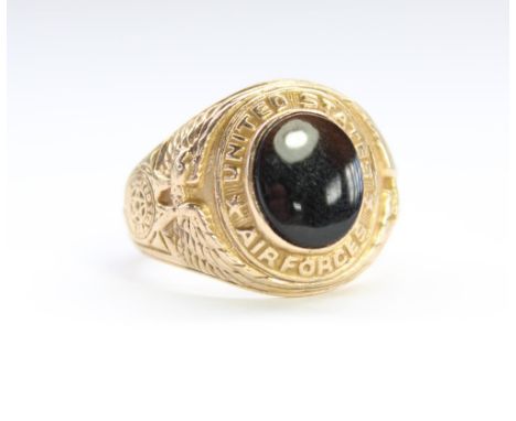 Mid C20th US Airforce 10 carat gold fraternity type signet ring with central black onyx stone, flanked by twin US eagle embos