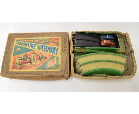 Vintage Louis Marx &amp; Co Streamline Speedway clockwork racing game comes with 2 cars and key (A/F) 