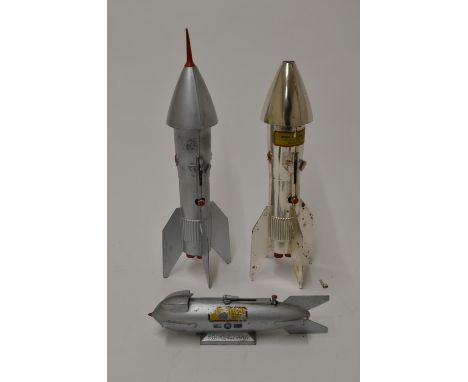 3 vintage US cast metal money banks, Duro "Mercury Rocket Bank" L20.5 cm, 2 Berzac Creations "Astro MFG", E.Detroit 1957. (A/
