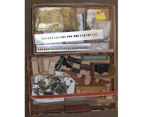 Assortment of vintage Twin Trix railway models and accessories, larger scale metal train Cavalier Coaches kit parts (2 boxes)
