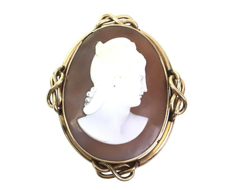 VICTORIAN GRAND TOUR STYLE CAMEO BROOCH, ALONG WITH FURTHER JEWELLERY the first depicting a female profile facing right, in y