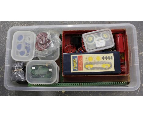 Plastic container of vintage Meccano to include wheels, gears and braces.