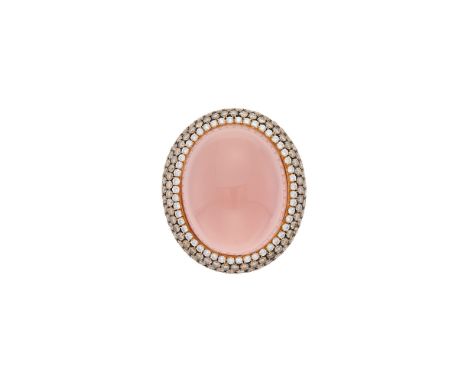 18 kt., one oval cabochon rose quartz ap. 26.0 x 21.0 x 14.2 mm., near colorless and brown round diamonds ap. 6.95 cts., ap. 