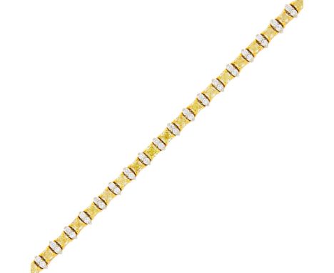 22 kt., 26 cut-cornered square modified brilliant yellow diamonds ap. 6.75 cts., 52 round diamonds ap. 2.60 cts., ap. 21.3 dw