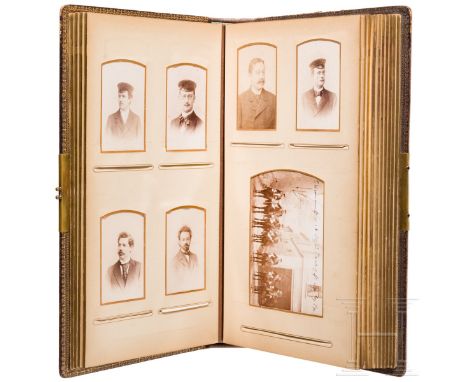 Große Fotoalbum mit ca. 80 Portraitfotos  Großes Fotoalbum mit ca. 80 Portraitfotos überw. von Zivilisten, teils von Militära