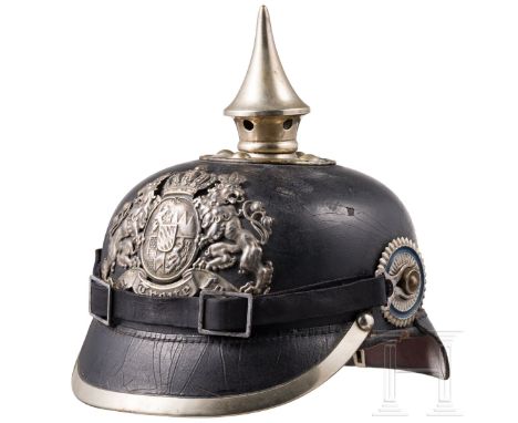 Helm M 1896 für Mannschaften der Pioniere  Kammerstück. Schwarz lackierte Lederglocke (krakeliert, kleine Druckstellen, minim