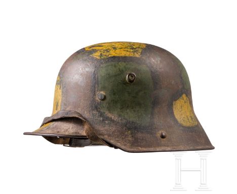 Stahlhelm M 16 mit Tarnanstrich  Feldgrau lackierte Stahlglocke mit gebördeltem Rand und zwei Entlüftungsbolzen, innen am Ran