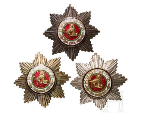 Drei Abzeichen der Bulgarischen Nationalunion "Kubrat", um 1939 - 1945  Buntmetall, teils versilbert, vergoldet, emailliert. 