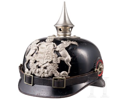 Eisenblechhelm für Mannschaften der Pioniere, um 1915  Schwarz lackierte Eisenblechglocke (berieben) mit rundem Vorderschirm 