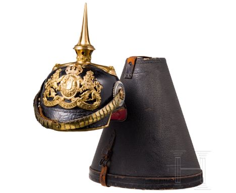 Helm M 1886 für Offiziere der Kavallerie  Schwarz lackierte Lederglocke mit eckigem Vorderschirm, vergoldete Buntmetallbeschl