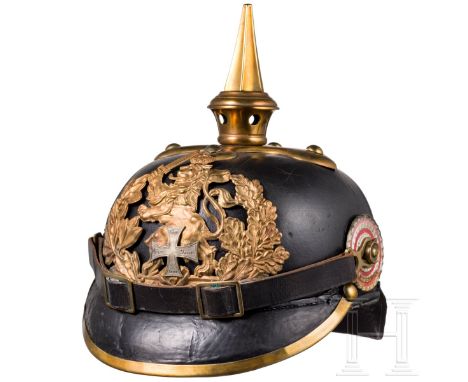 Helm für Mannschaften im hessischen Infanterie-Regiment Nr. 116, um 1900  Kammerstück. Schwarz lackierte Lederglocke mit verg