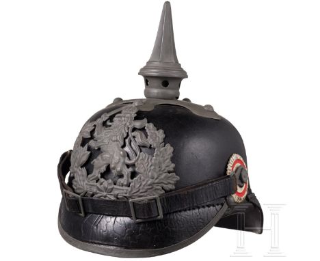 Helm M 1915 für Mannschaften der hessischen Infanterie  Schwarz lackierte Lederglocke (krakeliert, Druckstellen an den Schirm