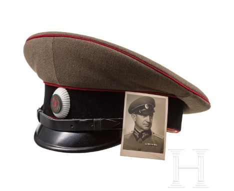 Schirmmütze für Offiziere des Heeres, Zweiter Weltkrieg  Nach deutschem Vorbild. Hohe Sattelform. Deckel aus feldgrauem Gabar