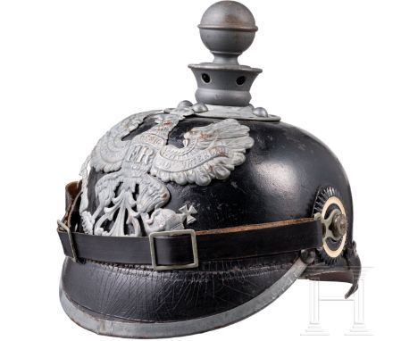 Helm M 1915 für Mannschaften der Feldartillerie  Schwarz lackierte Lederglocke (krakeliert, nachgeschwärzte Abriebstellen, Na